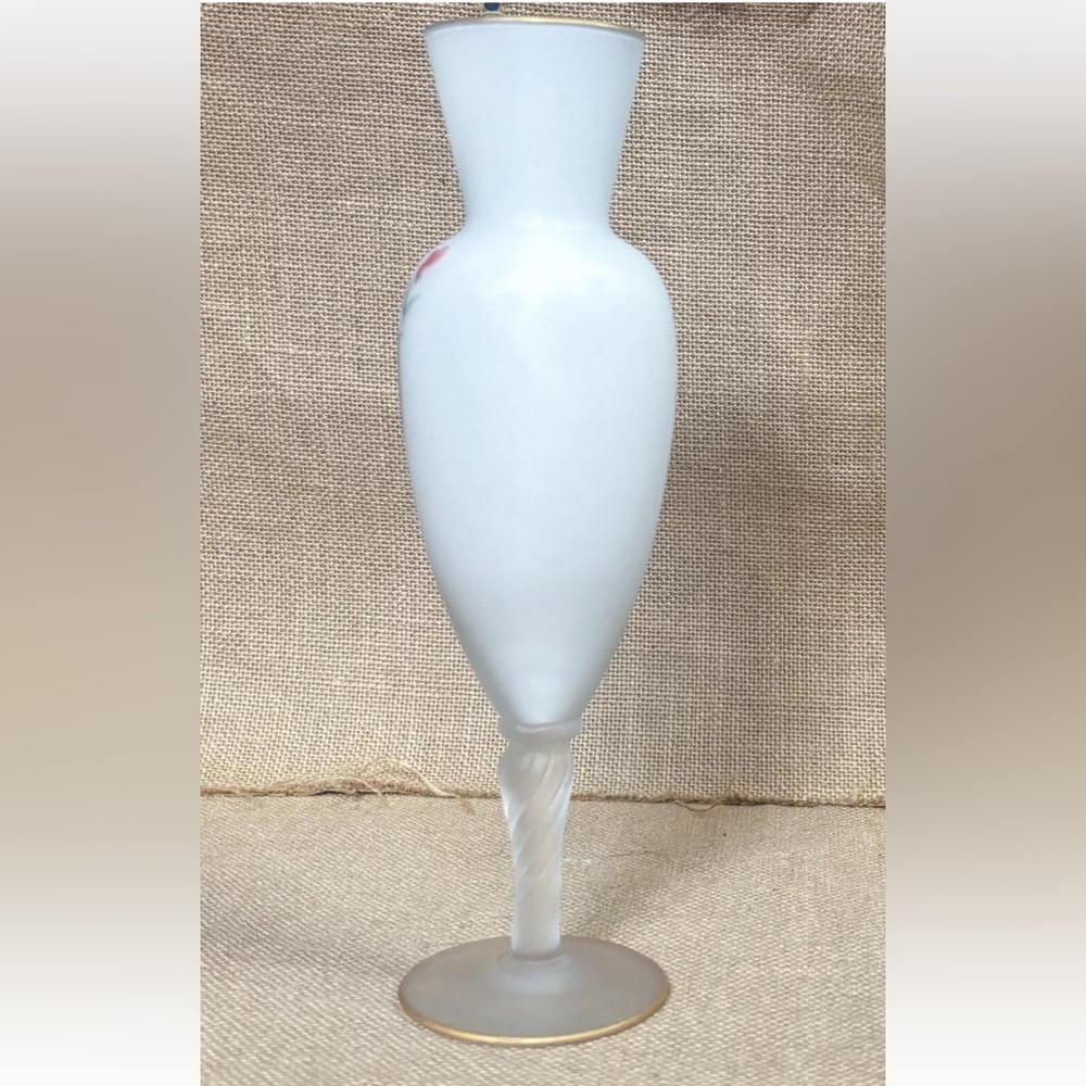 Vintage White Satin Glass Sparrow Pedestal Vase Cottage Core Classic Elegant - Picture 3 of 8